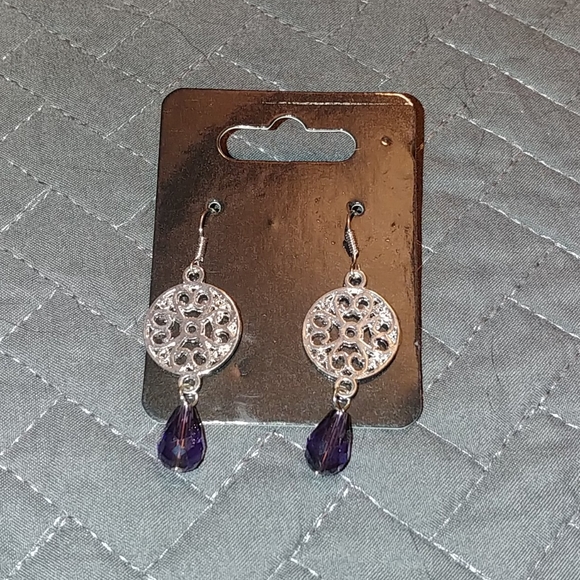 NWT *FREE* Silver Crystal Dangle Earrings - Picture 1 of 3